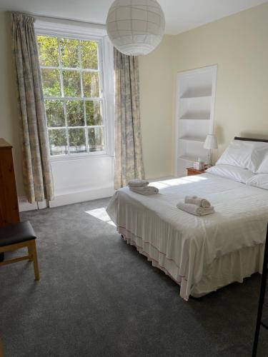 Imagen de la galería de Central, main door apartment, spacious 2 bedrooms- NO STAIRS, en Edimburgo