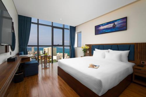 Postel nebo postele na pokoji v ubytování Ruby Star Da Nang - Central My Khe Beach