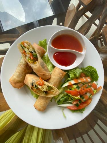 een bord eten met broodjes en een kom soep bij Sea Shell Resort in Gili Trawangan