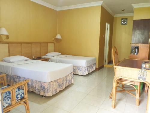 En eller flere senge i et værelse på Hotel Toraja Prince