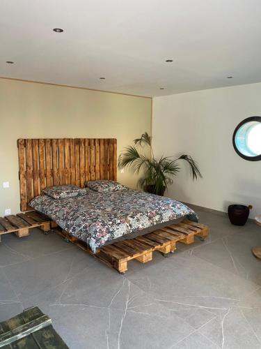 Bett in einem Zimmer mit einem Kopfteil aus Holz in der Unterkunft Villa Lina in Cuers