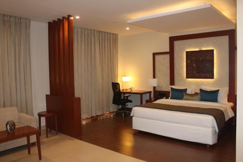 Postel nebo postele na pokoji v ubytování The Altruist Business Hotel Hitech
