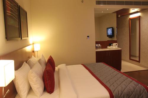 Postel nebo postele na pokoji v ubytování The Altruist Business Hotel Hitech