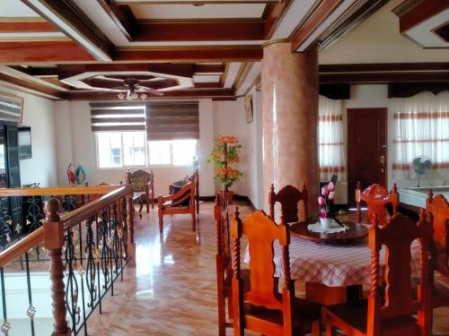 uma sala de jantar com mesa e cadeiras em Chelsiefaye Guest House em Laoag