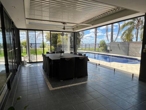 um quarto grande com uma mesa e uma piscina em Luxury at Linthorpe em Yarrawonga