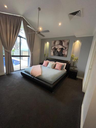 Una cama o camas en una habitación de Luxury at Linthorpe