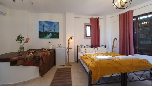 - une chambre avec 2 lits et un lavabo dans l'établissement Reeja art gallery, à Nazareth