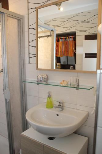 bagno con lavandino e specchio di Ferienwohnung Athena a Pirna