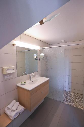 Ένα μπάνιο στο Logis Hôtel Restaurant & Spa les Remparts
