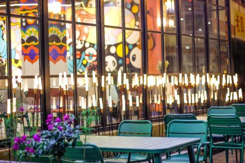 a table and chairs in front of a building at Jiuzhaigou Leisure Inn in Jiuzhaigou