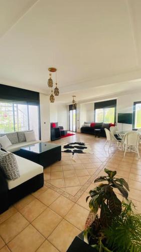 sala de estar amplia con sofá y mesa en Lovely 2 bedrooms appartment with rooftop, en Temara