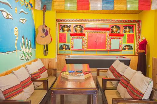 Un restaurante o sitio para comer en Jiuzhaigou Leisure Inn