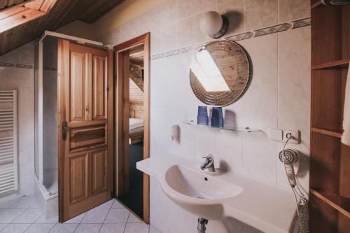 Koupelna v ubytování Rodinný resort UKO