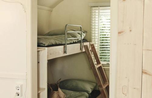 a room with two bunk beds and a window at CoCon in Scharendijke
