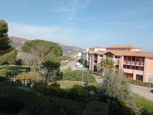 widok na ulicę z budynkami i drzewami w obiekcie Cap Esterel Studio climatisé vue mer partielle w mieście Agay - Saint Raphael