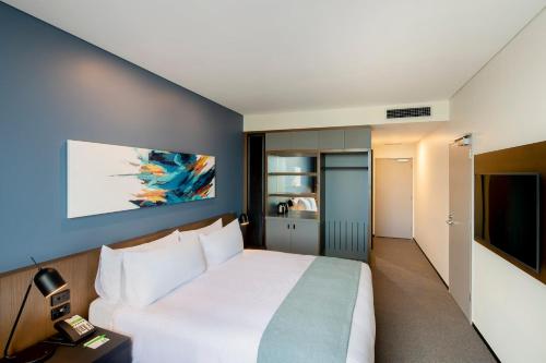 Кровать или кровати в номере Holiday Inn Sydney St Marys by IHG