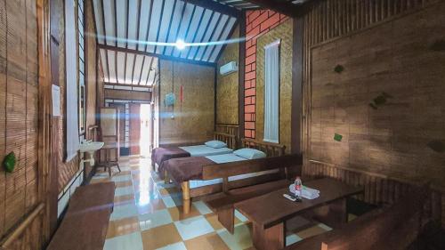 um quarto com uma cama e uma mesa em RedDoorz Syariah at Banyu Asem Banyuwangi em Banyuwangi