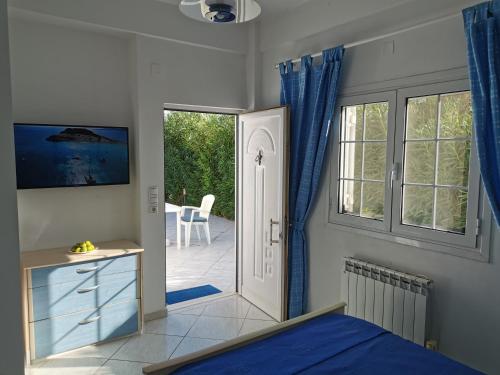 - une chambre avec un lit et une porte donnant sur une terrasse dans l'établissement Luxury Katakolo in front of the sea near Olympia, à Katakolon