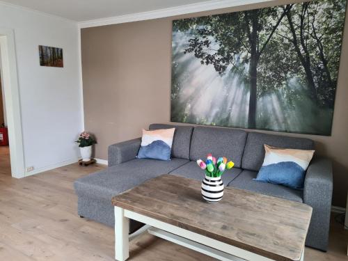 ein Wohnzimmer mit einem Sofa und einem Couchtisch in der Unterkunft Fløyen Townhouse in Bergen