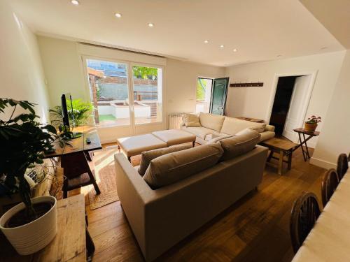 sala de estar con sofá y mesa en Loreartean by Basque Homes, en Hondarribia
