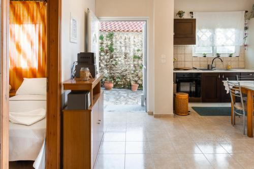 a kitchen with a door leading to a yard at Ridomo Canyon Apartment 