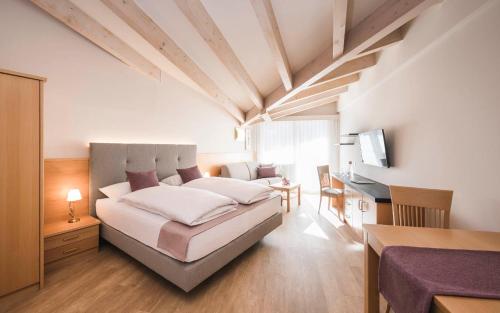 Ένα ή περισσότερα κρεβάτια σε δωμάτιο στο Residence Hirzer