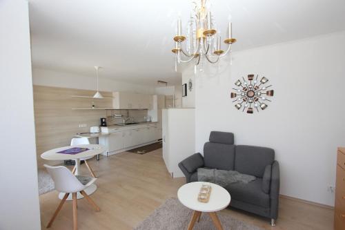 uma sala de estar com um sofá e uma mesa em Ferienwohnungen-Am Kurpark em Bad Saarow