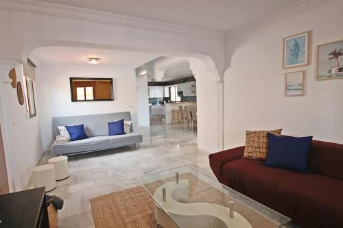 Ayma Villa Shabilla في ألاورين دي ر توري: غرفة معيشة مع أريكة وطاولة