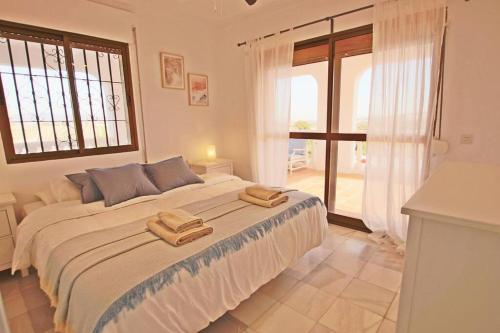 Ayma Villa Shabilla في ألاورين دي ر توري: غرفة نوم بسرير كبير عليها منشفتين