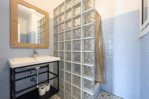 uma casa de banho com um lavatório e um espelho em Confy 3 bedroom apartment in Sant Andreu em Barcelona