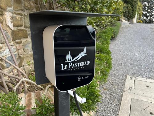 Le Panteraieに飾ってある許可証、賞状、看板またはその他の書類