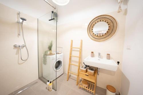a bathroom with a washing machine and a sink at BOHO Dream Apartment in Vienna