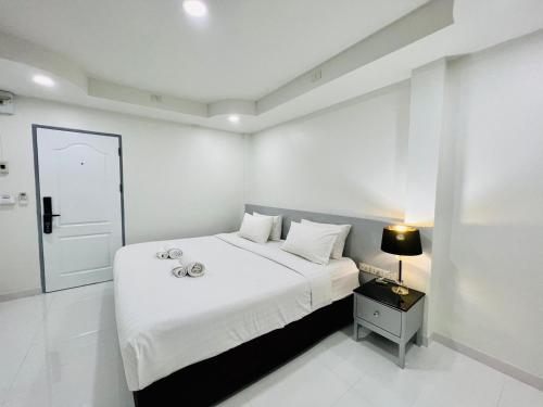 Postel nebo postele na pokoji v ubytování Bed by Tha-Pra SHA Plus