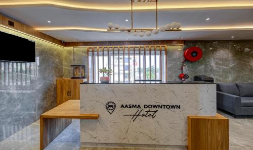 eine Lobby mit Rezeption und Couch in der Unterkunft Treebo Aasma Downtown in Bhubaneshwar