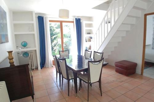 une salle à manger avec une table et des chaises dans l'établissement Comme à la maison, à Cenon