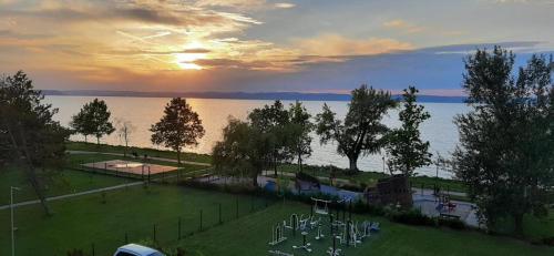 Fotografija u galeriji objekta Sunset Home Apartman u Siofoku