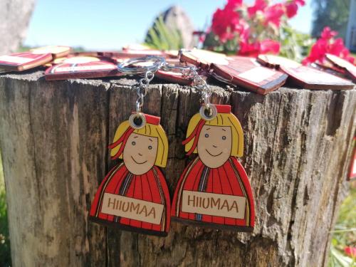 a pair of christmas ornaments hanging on a tree stump at Palade Retrovisiit Leili in Palade