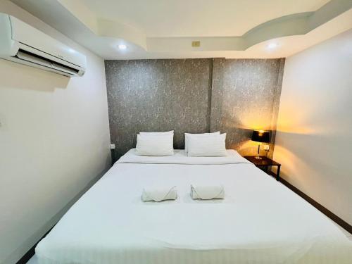 Postel nebo postele na pokoji v ubytování Bed by Tha-Pra SHA Plus