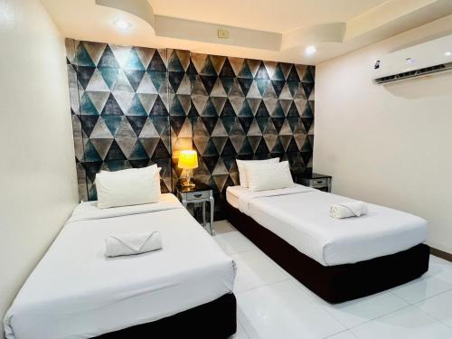 um quarto com 2 camas e uma parede em Bed by Tha-Pra SHA Plus em Bangkok