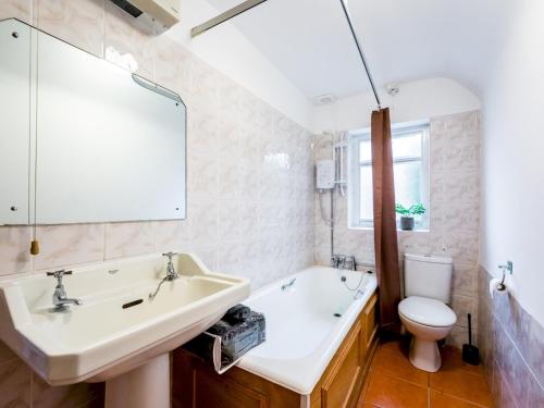 A bathroom at Pass the Keys 3 Bedroom Cottage in Cupar