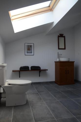 Kúpeľňa v ubytovaní Le Hibou -1 bed Gite