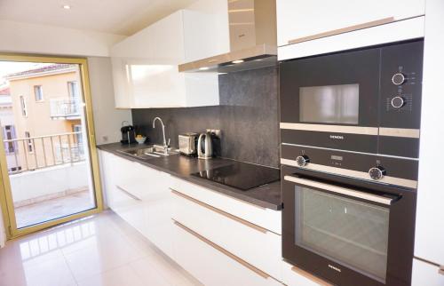 Кухня или мини-кухня в LEM5D - Palmes d'Or Properties
