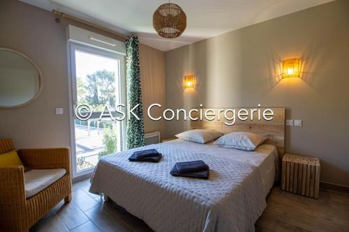 une chambre avec un lit avec deux serviettes dessus dans l'établissement Apartment EDEN, AC, pool and beach at 500M, à La Croix-Valmer