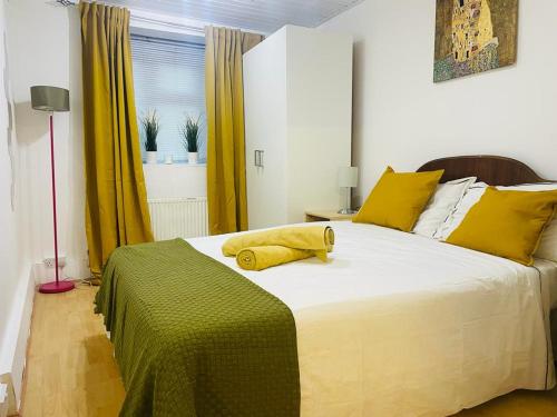 Tempat tidur dalam kamar di Cosy Flat Close To East Finchley Station