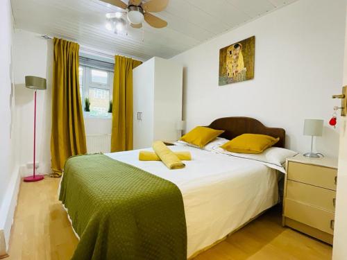 Katil atau katil-katil dalam bilik di Cosy Flat Close To East Finchley Station