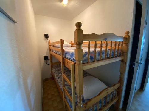 une chambre avec deux lits superposés dans l'établissement Sol-y-Days Lagune 1, studio Port Camargue Sud accès direct aux plages, au Grau-du-Roi