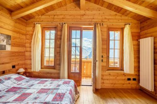 ヴァルツォにあるB&B Chalet Il Picchioの窓のある部屋にベッドがある寝室