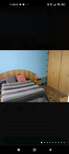 um ecrã de televisão que mostra uma cama num quarto em Habitación de matrimonio en el centro em Castellón de la Plana