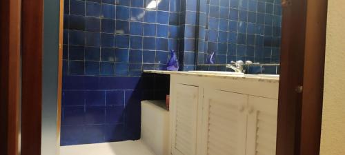bagno con lavandino e parete piastrellata blu di Habitación de matrimonio en el centro a Castellón de la Plana