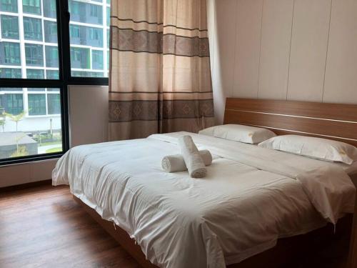 - une chambre avec 2 lits et une grande fenêtre dans l'établissement Jeff and Ricky Homestay 11 @Vivacity Megamall, à Kampong Tabuan